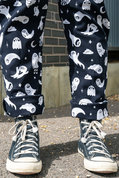 Rebel Romance Ghosties Dungarees med opsmøg i benene. Fokus på print og stofdetaljer.