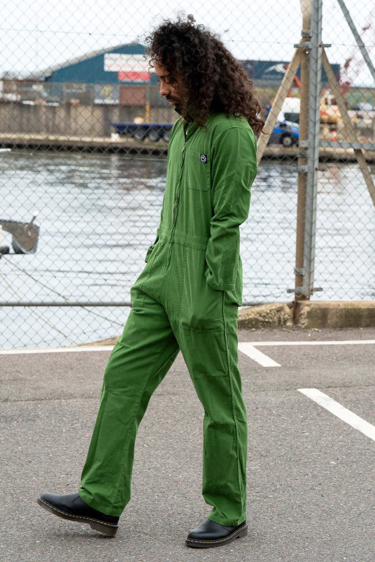 Rebel Romance Forest Green Stretch Boiler Suit i bevægelse. Unisex arbejdstøjsstil.