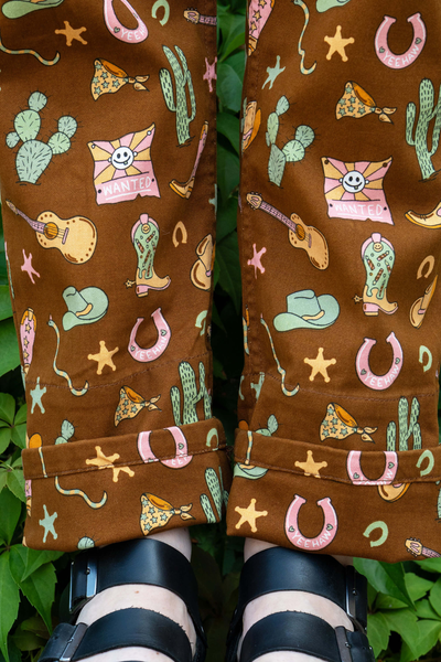 Rebel Romance Cowboy Stretch Dungarees med oprullede ben. Fokus på print og kantdetaljer