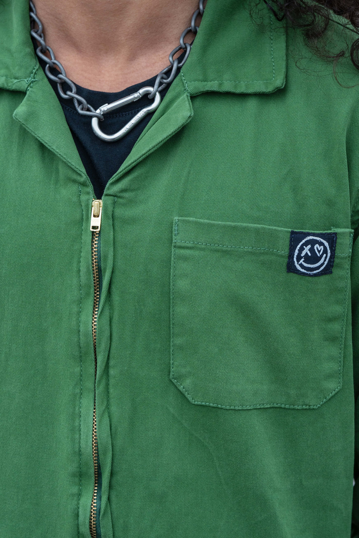 Rebel Romance logo og lynlåsdetalje på brystlomme – grøn stretch boiler suit.