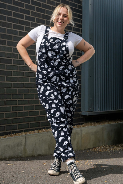 Model iført Rebel Romance x Yasmin Cousins Ghosties Stretch Dungarees med sort/hvidt spøgelsesprint. Set forfra.