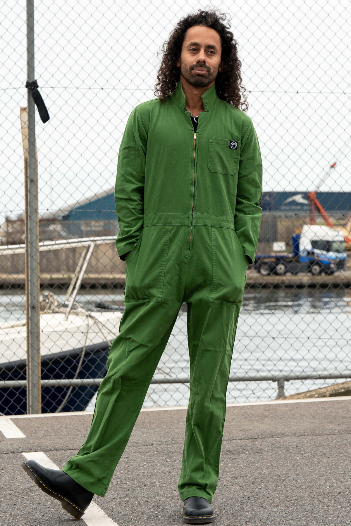 Richard iført Rebel Romance Forest Green Boiler Suit. Grøn jumpsuit med lynlås foran og afslappet pasform.