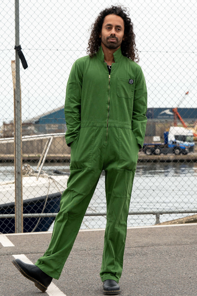 Richard iført Rebel Romance Forest Green Boiler Suit. Grøn jumpsuit med lynlås foran og afslappet pasform.