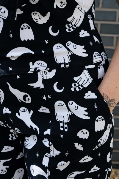 Close-up af side og lomme på Rebel Romance Ghosties Dungarees med spøgelser, stjerner og måner.