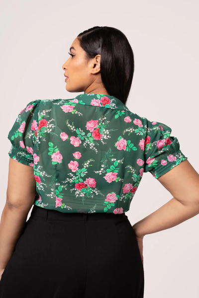 Hell Bunny Mabel Blouse set bagfra – grøn vintagebluse med blomsterprint og korte puffærmer