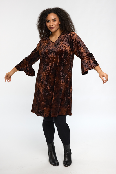 studio-helda-velourkjole-brun-side