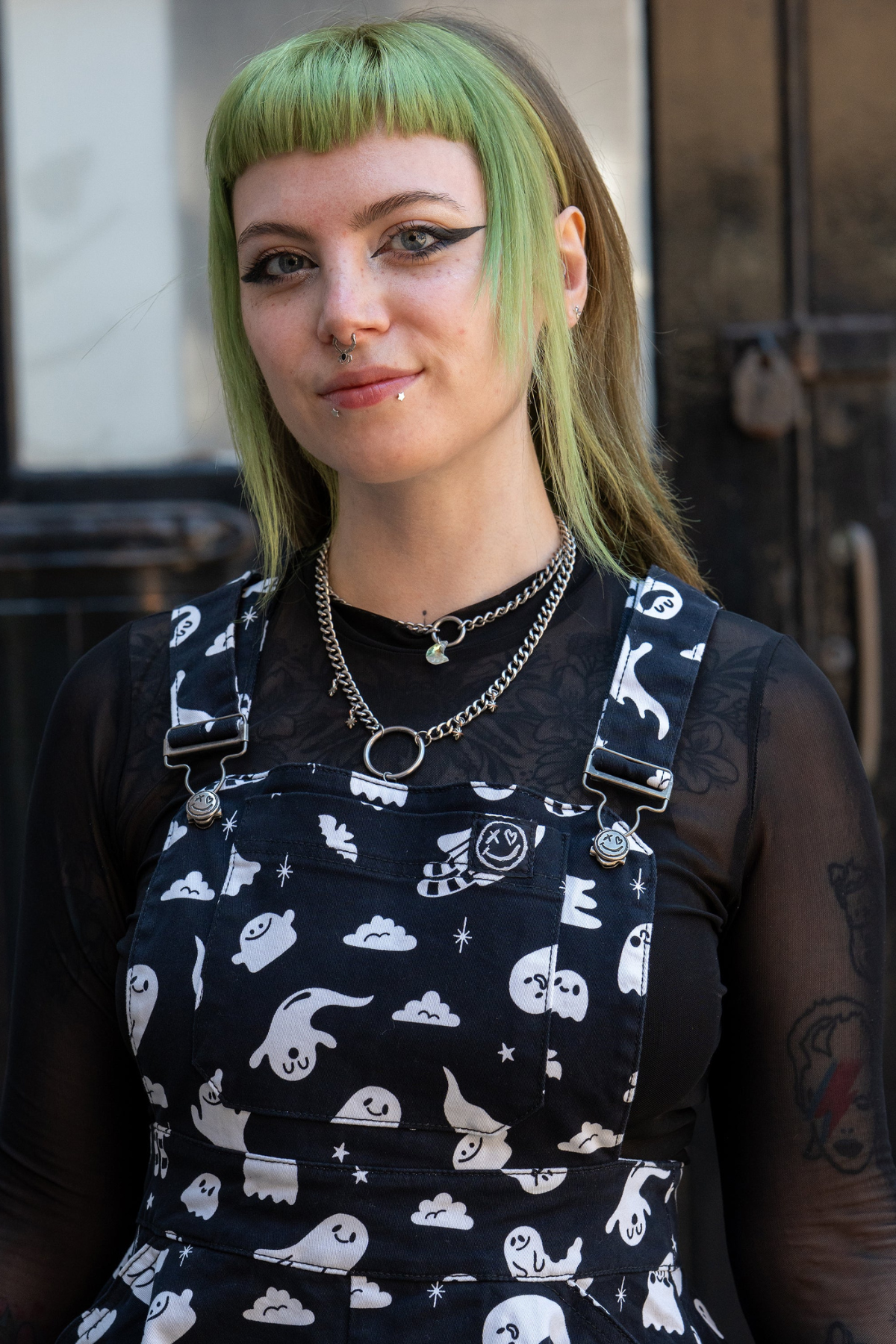 Nærbillede af Rebel Romance Ghosties Flared Pinafore. Detaljeret visning af bib-lomme og spøgelsesprint.