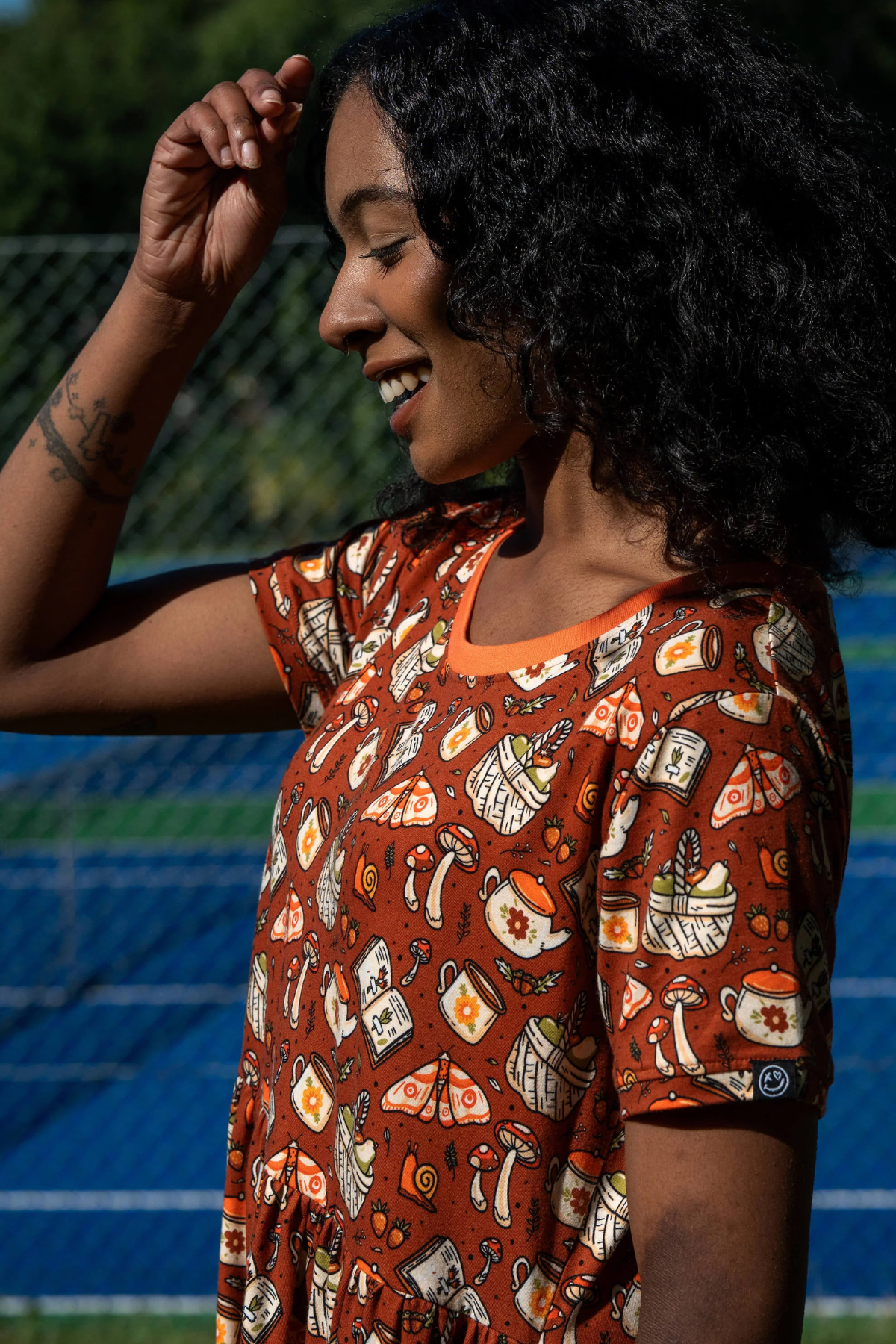 Model i Rebel Romance Mushroom Tea Party Dress set fra siden med synlige detaljer og kortærmet design.