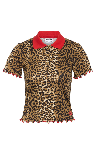 Leopardprint polo top fra Noisy May Curve med rød krave, set forfra.