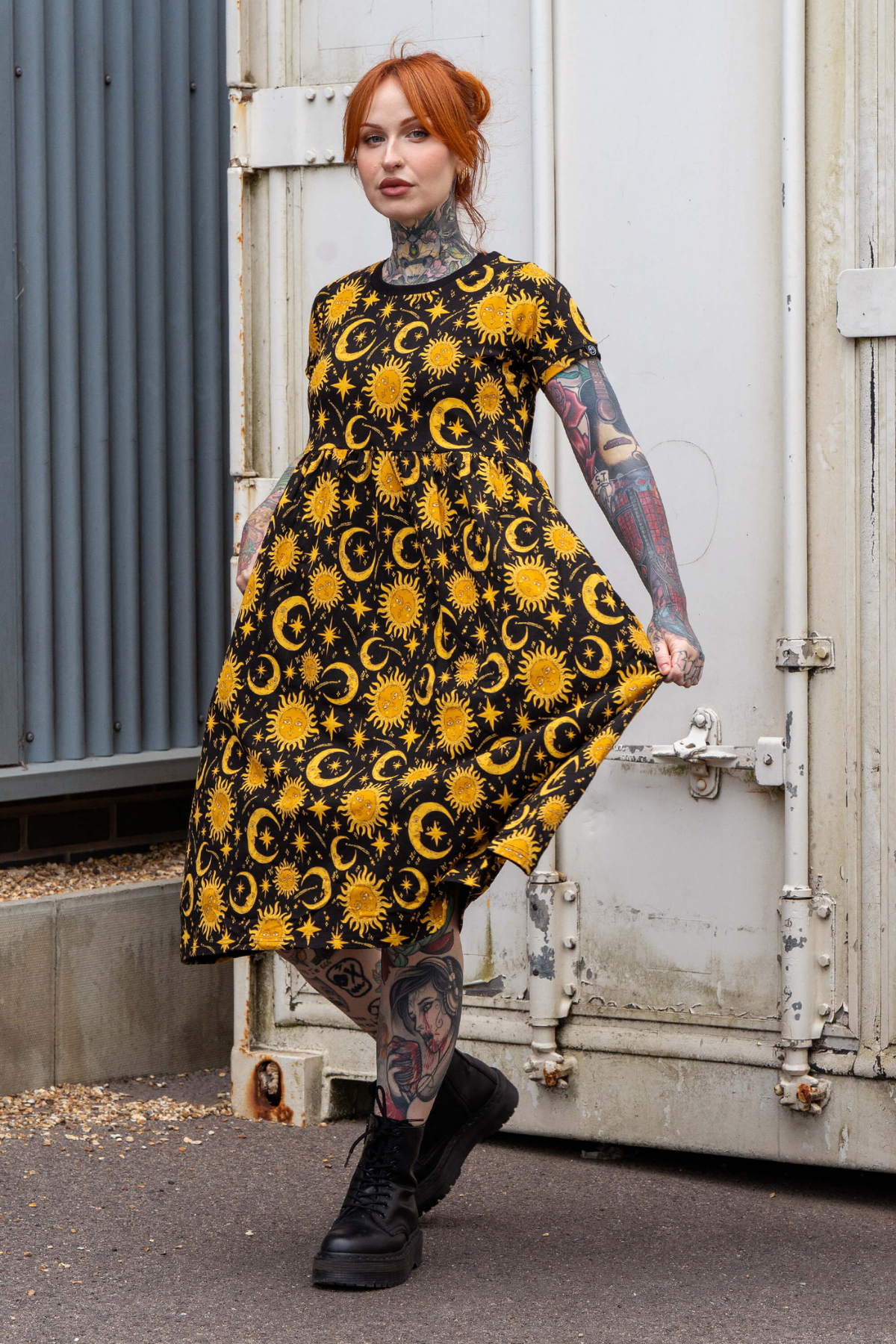 Sort og gul celestial kjole med sol og måne print – Rebel Romance babydoll dress i blød bomuld.