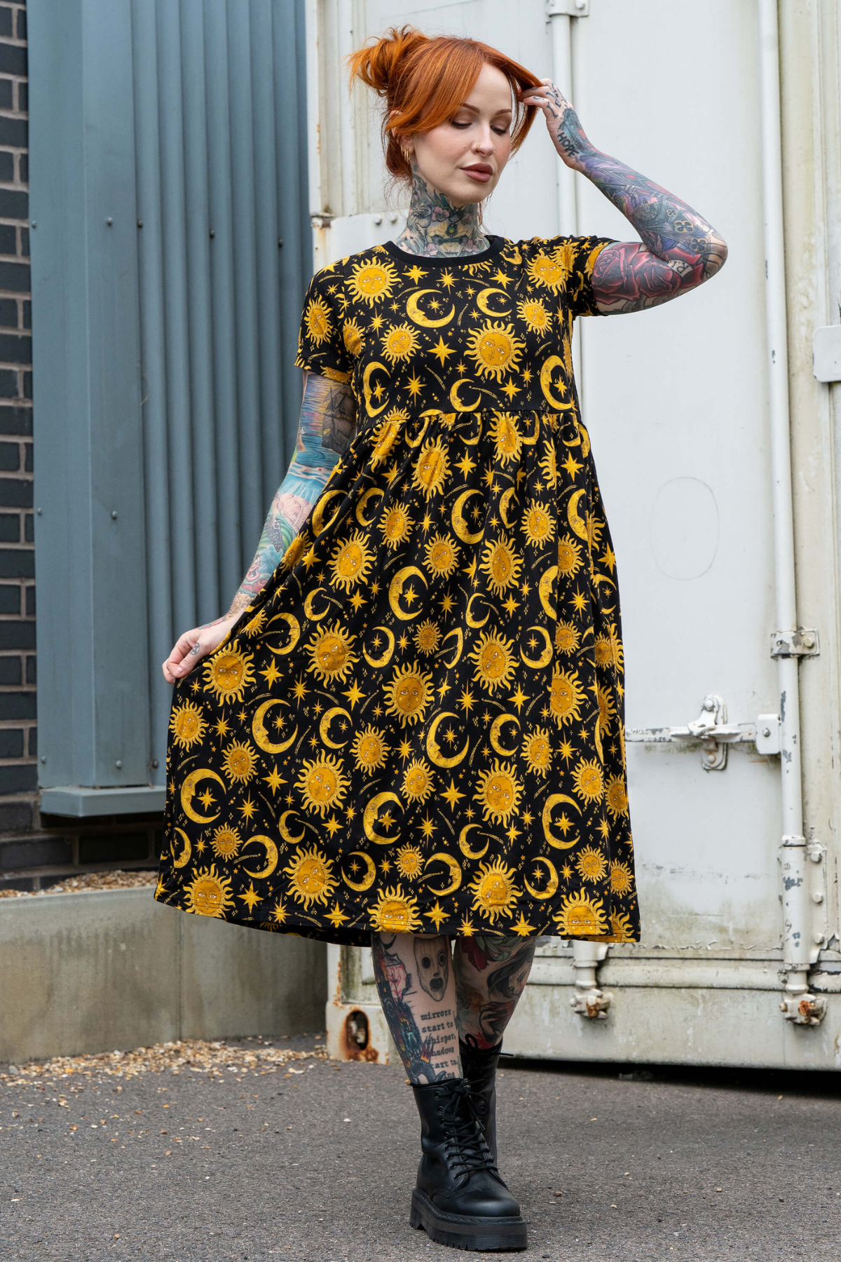 Rebel Romance celestial dress – sort kjole med gule sole, måner og stjerner i afslappet pasform.