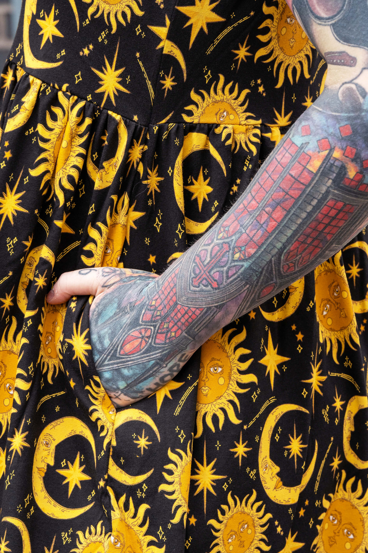 Detaljebillede af lomme på Rebel Romance sol og måne kjole – gult print med stjerner og sole.