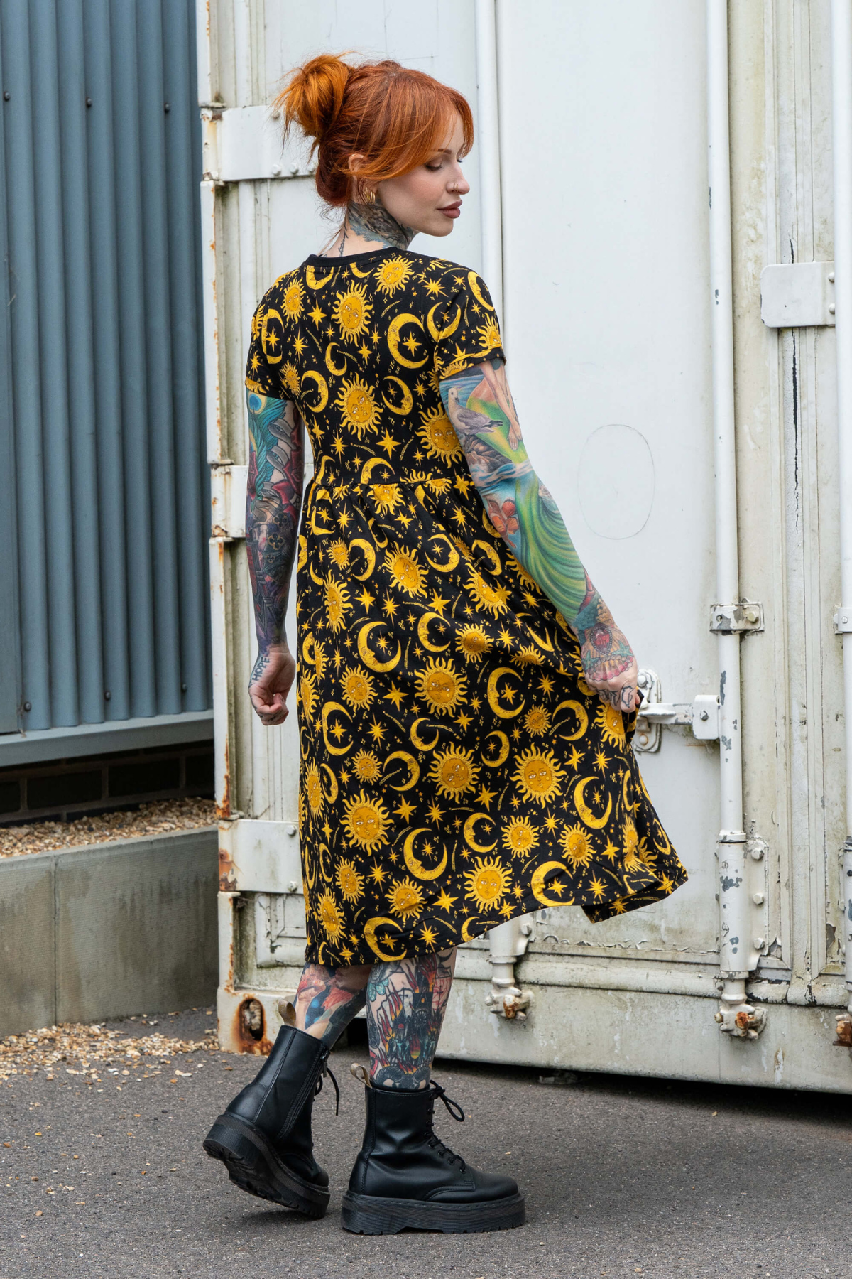 Bagside af Rebel Romance sol og måne kjole – løs pasform, knælængde og korte ærmer.