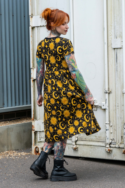 Bagside af Rebel Romance sol og måne kjole – løs pasform, knælængde og korte ærmer.