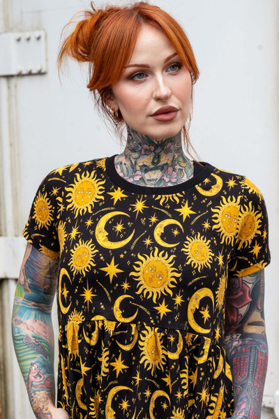 Nærbillede af sol og måne print på sort Rebel Romance kjole – kortærmet og rund hals.