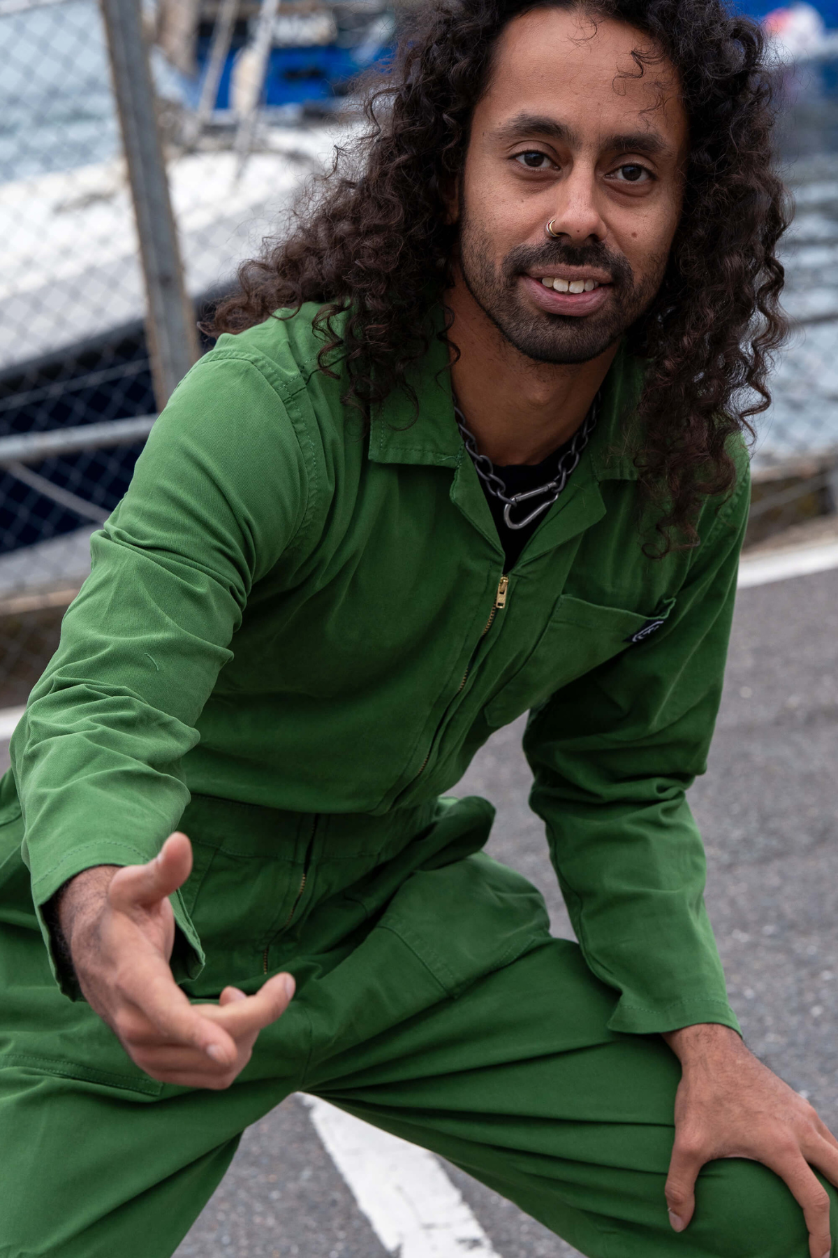 Richard smilende i grøn Rebel Romance jumpsuit – afslappet og cool look.