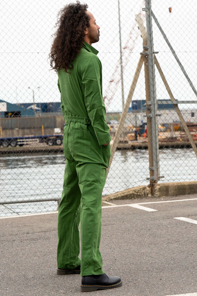 Rebel Romance grøn boiler suit vist fra siden med lommer og elastisk talje.