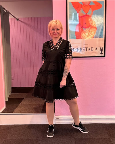 Elton Broderi Anglaise Kjole Sort