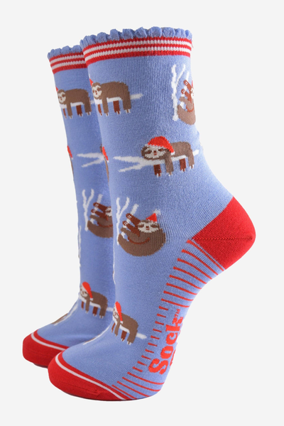 Sock Talk Christmas Sloth Bamboo Socks – lyseblå bambusstrømper med dovendyr i nissehuer