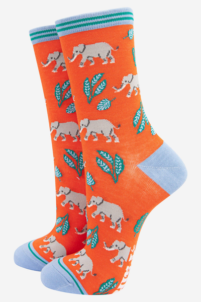 Orange bambusstrømper med elefant- og bladprint samt lyseblå hæl og tå – Sock Talk Elephant Socks