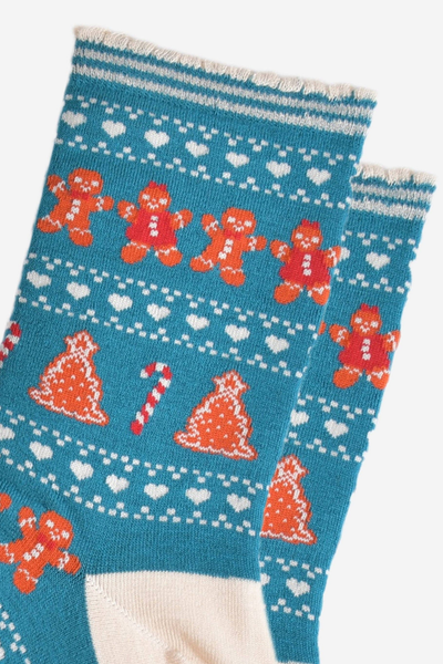 Detalje af bambusstrømper med honningkagemænd og hjerter