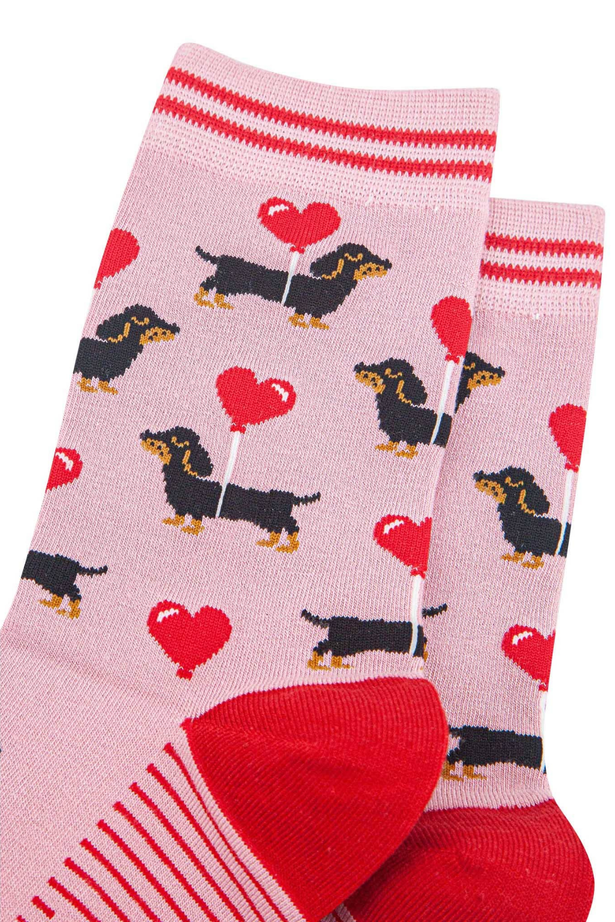 Detalje af gravhunde med røde hjerteballoner på lyserød bambusstrømpe fra Sock Talk