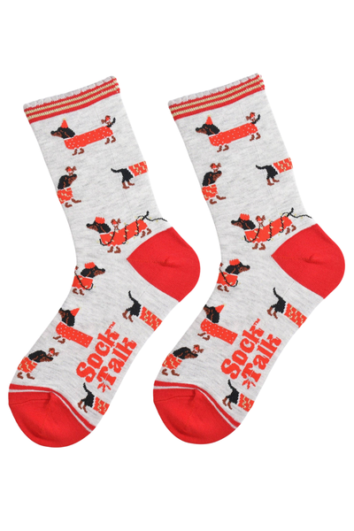 Festive Sausage Dog strømper – julehunde med rødhalse på grå baggrund