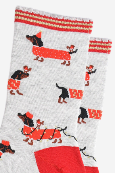 Detalje af gravhundemotiv i rødt på Sock Talk bambusstrømper