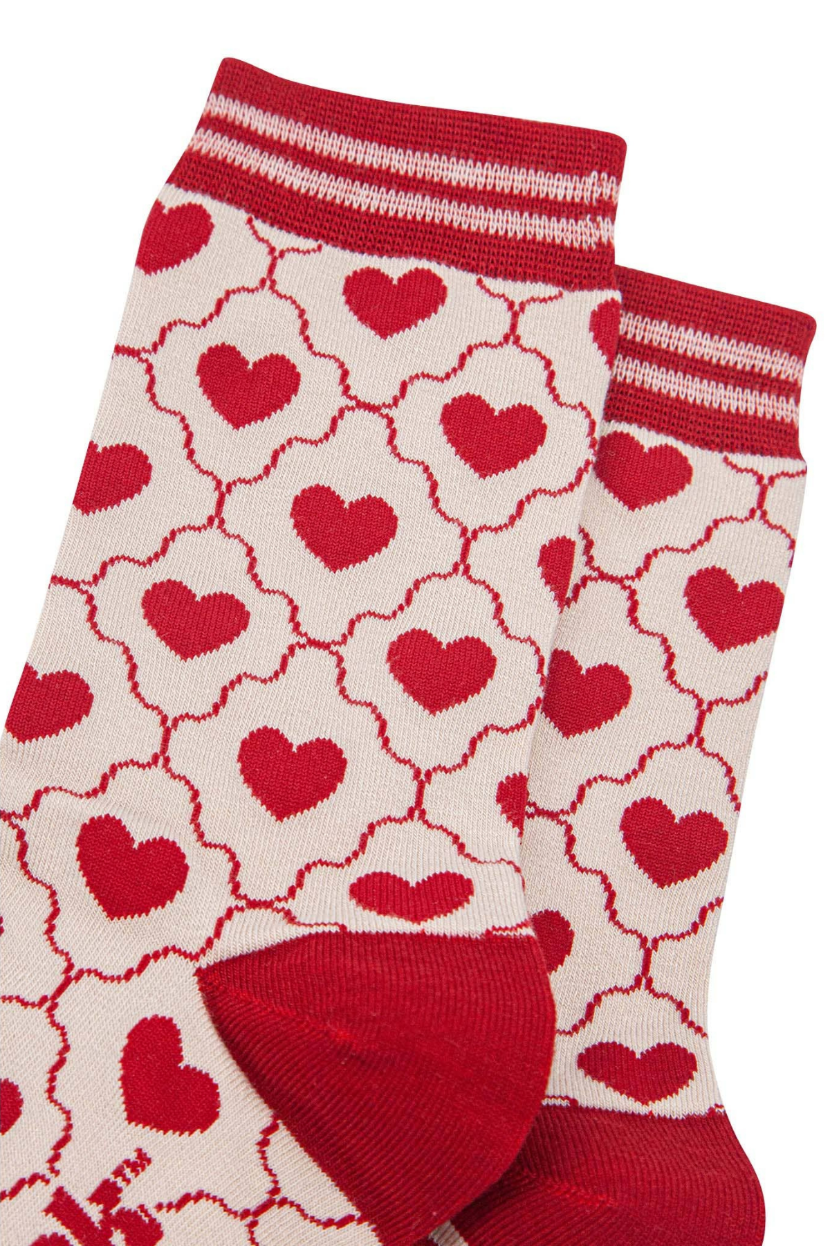 Detalje af rødt hjertemønster på cremefarvet Sock Talk bambusstrømpe