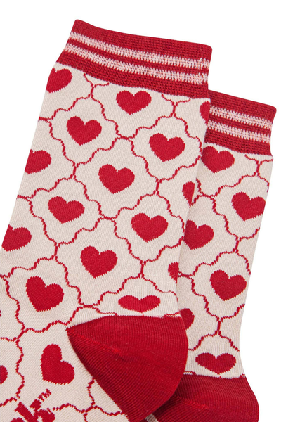 Detalje af rødt hjertemønster på cremefarvet Sock Talk bambusstrømpe