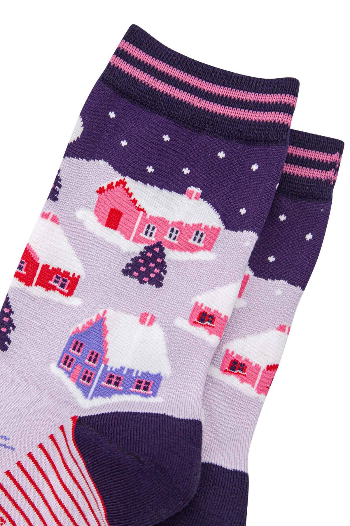 Festlige lilla sokker i bambus med små huse og snefnug – perfekt til jul