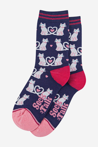 Navy bambusstrømper med hvide katte og pink hjerter – Sock Talk
