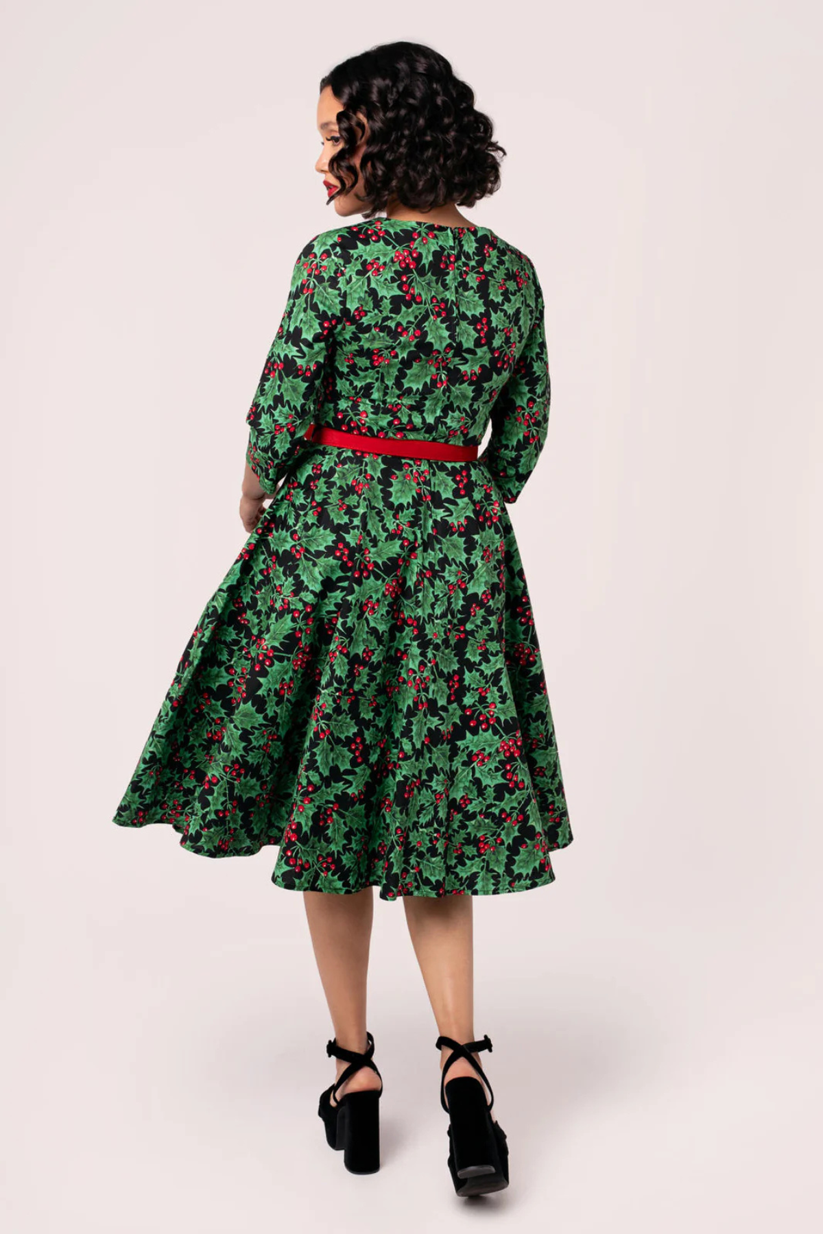 Bagside af julekjolen Hell Bunny Nicole Dress – grøn 50’er kjole med klassisk holly-mønster