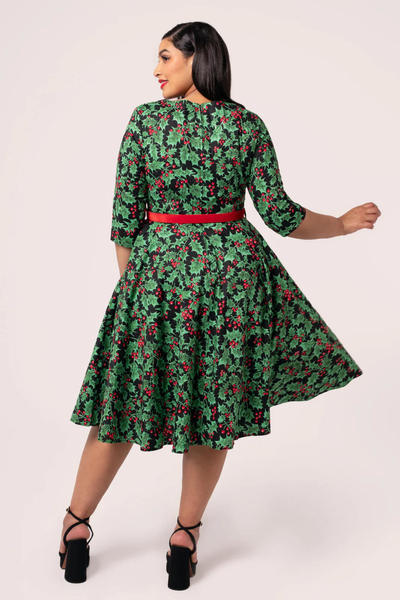 Bagside af Hell Bunny Nicole Dress – 50’er inspireret julekjole med grønne blade og røde bær