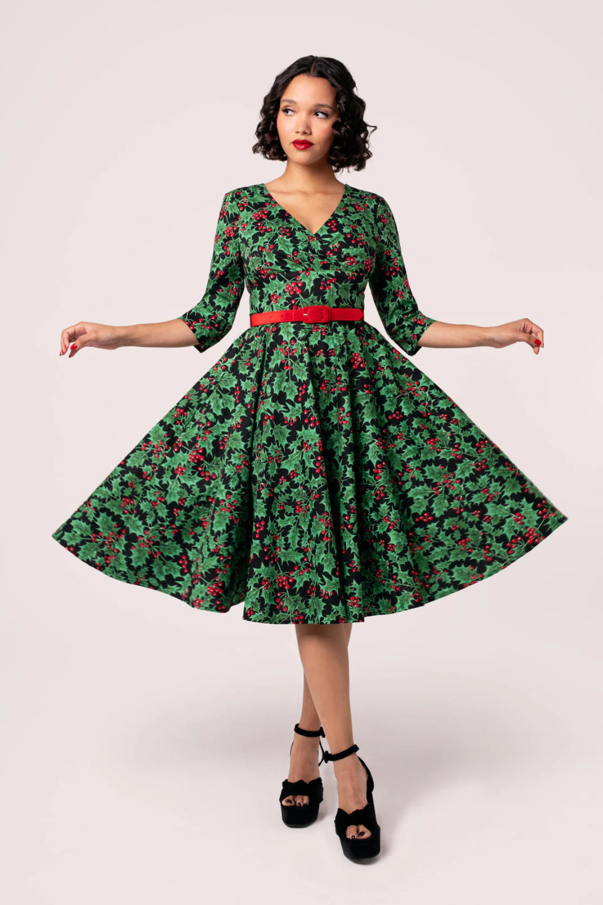 Hell Bunny Nicole Dress – grøn swingkjole med juleprint og rød velourbælte i taljen
