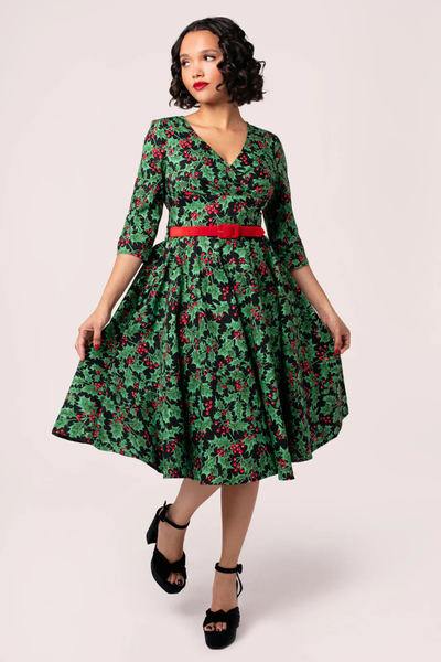 Model i Hell Bunny Nicole Dress – julekjole med v-udskæring, trekvartærmer og rød talje
