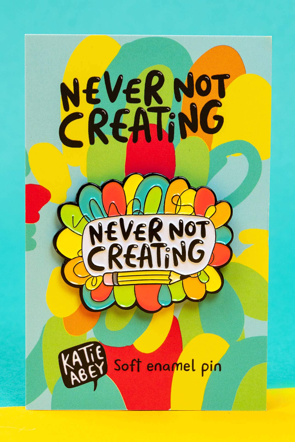 Never Not Creating emaljepin monteret på farverigt backing-card fra Katie Abey