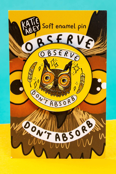 Uglepin monteret på backing-card i matchende gul og brun Katie Abey illustration