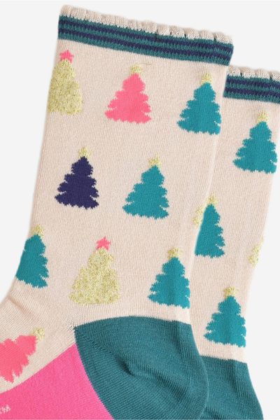 Close-up af juletræsmønster i glitter og klare farver på bambusstrømper