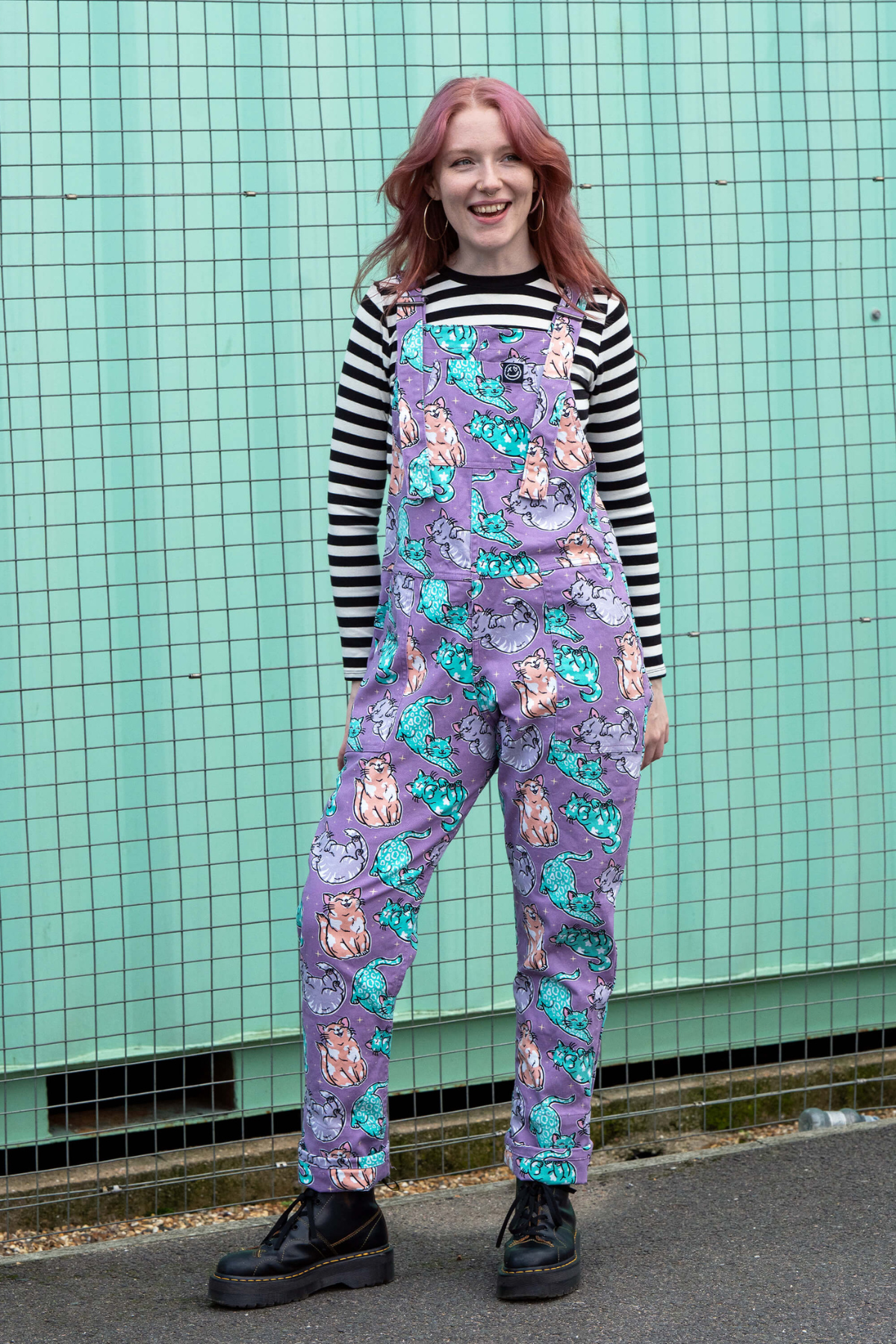 Model i lilla Rebel Romance x Abi Perry Purrfect Cats dungarees med pastelkatte – front