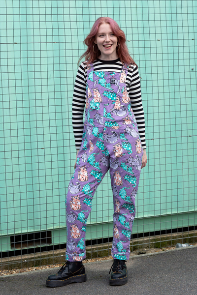 Model i lilla Rebel Romance x Abi Perry Purrfect Cats dungarees med pastelkatte – front