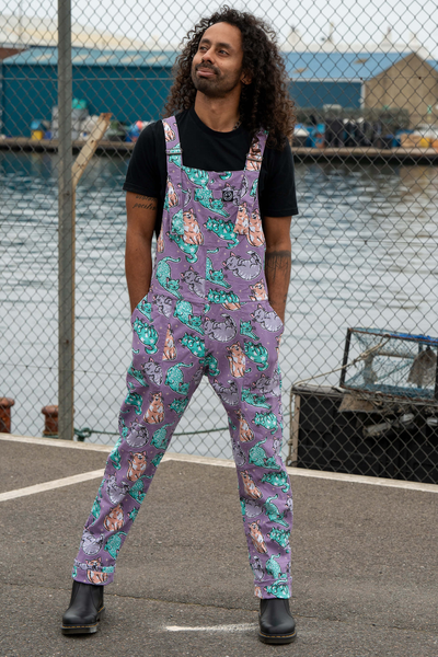 Mandlig model i Rebel Romance x Abi Perry Purrfect Cats dungarees – front