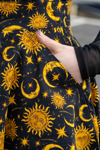 Detalje af sidelomme i Rebel Romance Celestial Sun & Moon spencerkjolen – synligt print og søm.