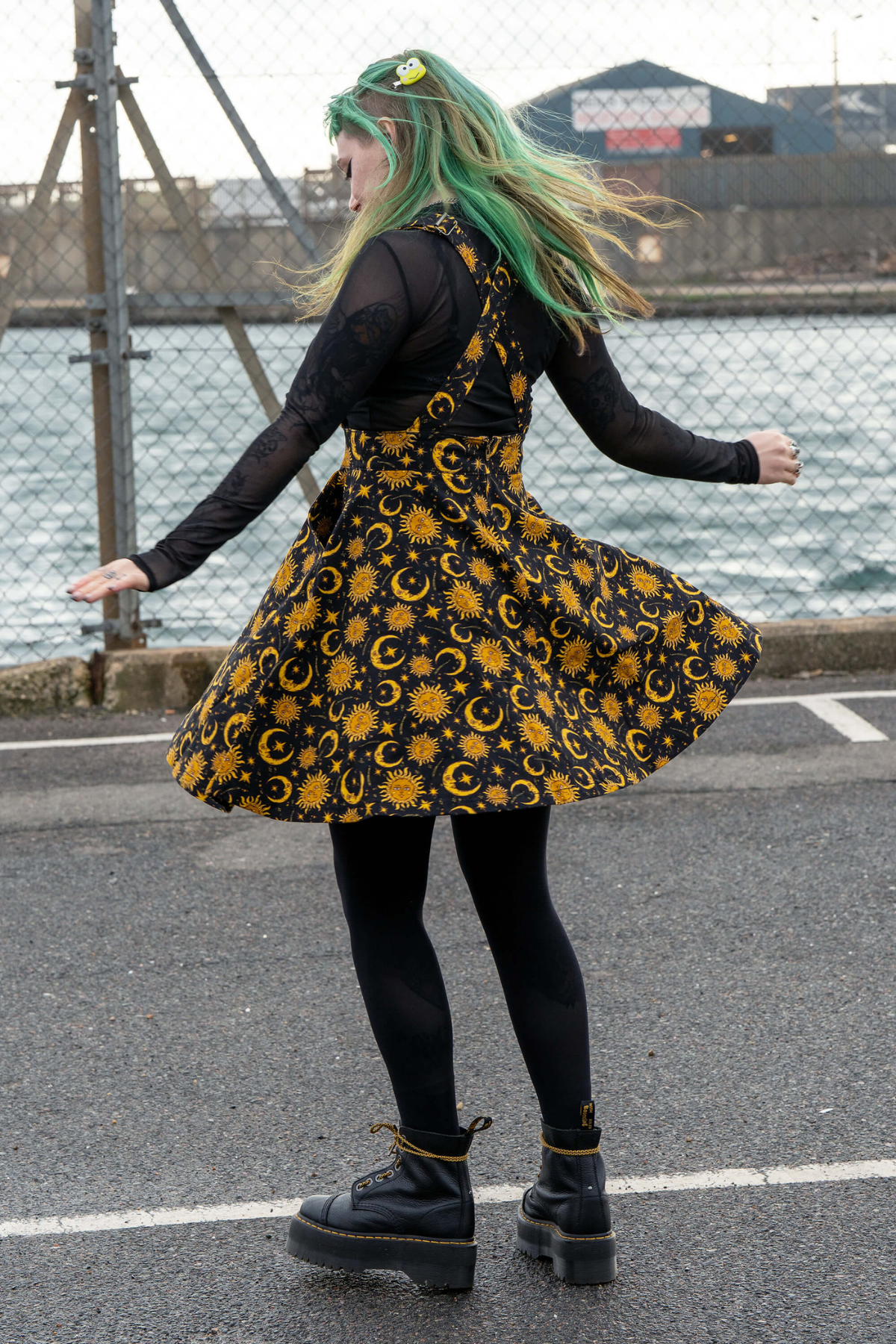 Rebel Romance Celestial Sun & Moon spencerkjole – bagfra med krydsede seler og flared skørt.