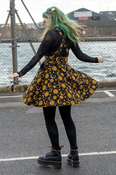 Rebel Romance Celestial Sun & Moon spencerkjole – bagfra med krydsede seler og flared skørt.