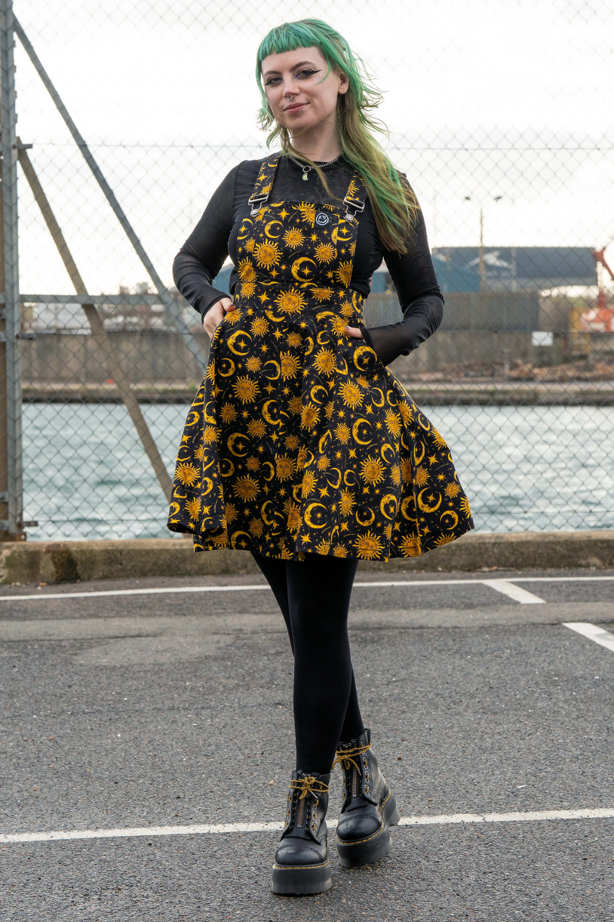 Model @faerynfrog iført Rebel Romance Celestial Sun & Moon spencerkjole – frontvisning med sol og måne print.