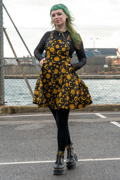 Model @faerynfrog iført Rebel Romance Celestial Sun & Moon spencerkjole – frontvisning med sol og måne print.