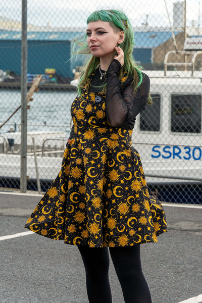 Sideprofil af Rebel Romance Celestial Sun & Moon spencerkjole – gyldent astrologisk print af sol, måne og stjerner.