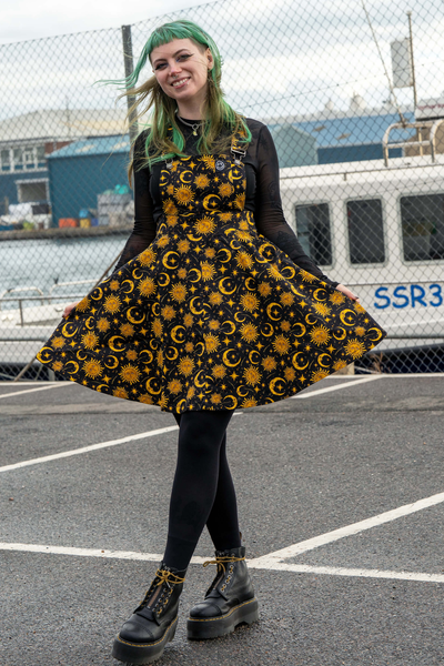 Model @faerynfrog smiler i Celestial Sun & Moon spencerkjolen fra Rebel Romance – sort og guld print.