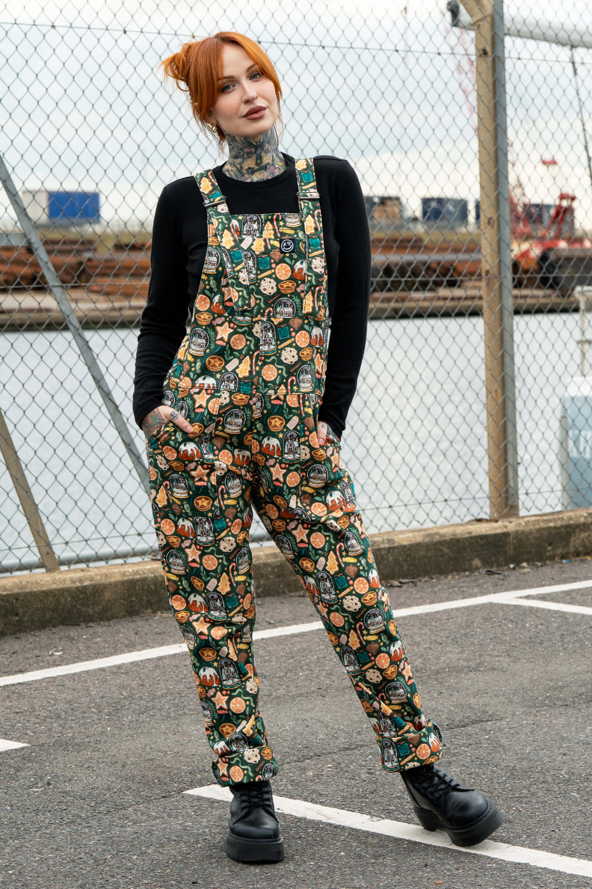 Juleinspirerede smækbukser fra Rebel Romance – print med småkager, appelsiner og honningkagehuse.